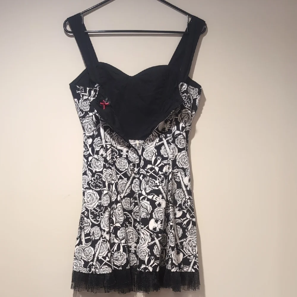 HELL BUNNY - Black and White Rose Print Sweetheart Mini Dress - Picture 4 of 8